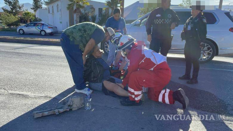 $!Paramédicos de la Cruz Roja atendieron a la mujer y la trasladaron a un hospital para su valoración médica.