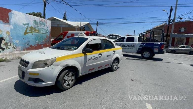 $!El conductor del taxi involucrado permaneció en el sitio tras el percance, mientras elementos de la Policía Municipal recababan información para integrar el reporte y deslindar responsabilidades.
