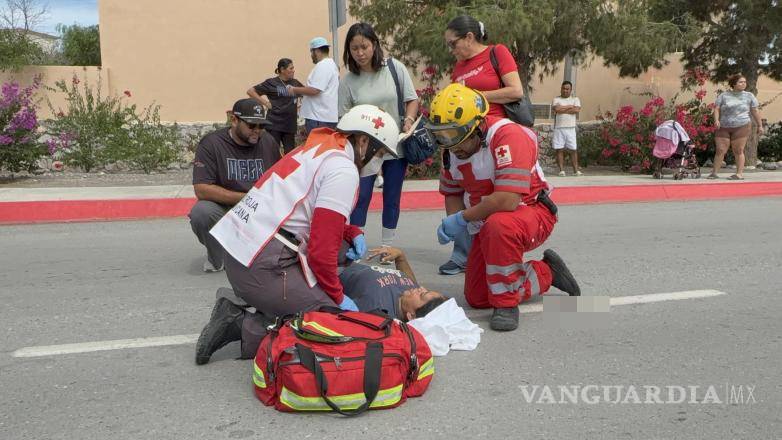 $!Paramédicos de la Cruz Roja atendieron a la peatona después del accidente registrado este jueves.