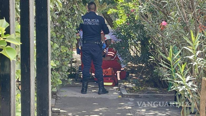$!Paramédicos de la Cruz Roja brindaron los primeros auxilios en el interior del domicilio.