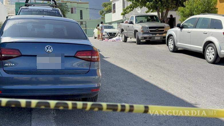 $!El hombre quedó tendido sobre la vía pública luego de perder el conocimiento cuando sus familiares intentaban trasladarlo para recibir atención médica.