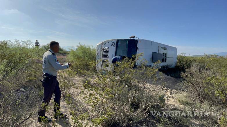 $!Se presume que el conductor perdió el control de la unidad en una de las curvas.