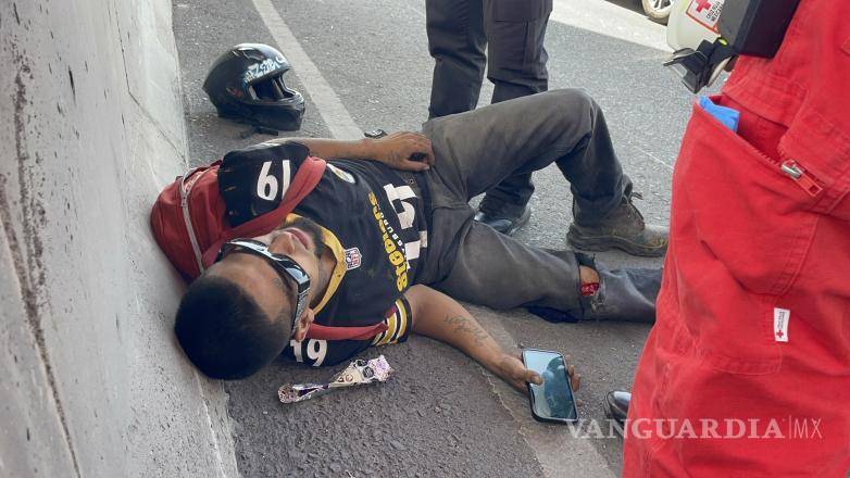 $!Durante el accidente, la unidad se impactó contra el muro de contención, lo que provocó que el conductor golpeara la pierna derecha contra la estructura.