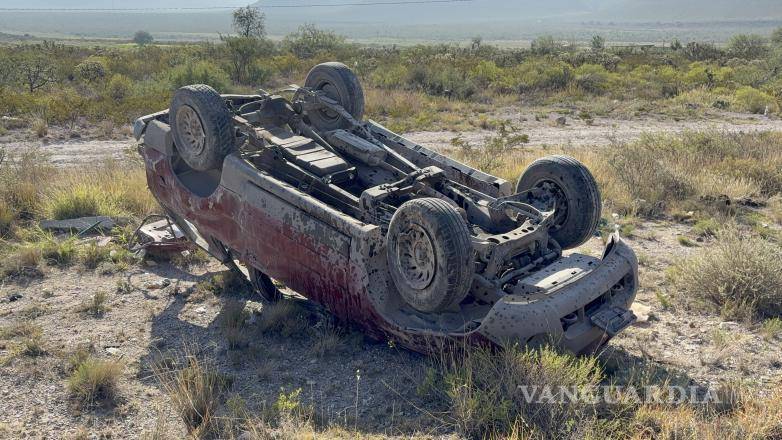 $!La camioneta Chevrolet Explorer terminó fuera de la carretera tras la volcadura.