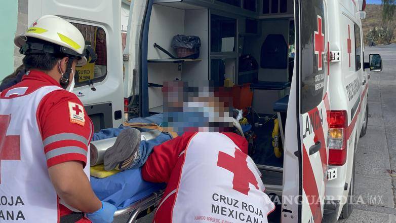 $!El afectado presentó una lesión punzocortante en el tórax, con posible perforación pulmonar, por lo que fue ingresado de inmediato al área de urgencias del nosocomio.