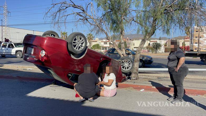 $!Elementos de seguridad tomaron conocimiento del percance y realizaron maniobras para abanderar la zona.