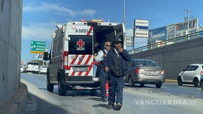 $!Personal de la Cruz Roja evaluaron a la mujer y sus hijos en el lugar del accidente.