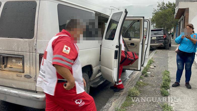 $!Personal de emergencia atendiendo a los lesionados en el lugar del accidente en la colonia Misión Cerritos.