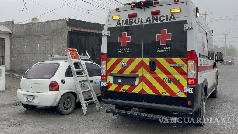 $!El joven fue trasladado a la Clínica Dos del IMSS en la ambulancia para evaluar posibles lesiones más graves tras la caída de aproximadamente tres metros.