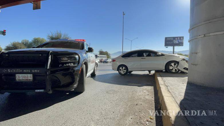 $!Elementos de GRS abanderaron el área para prevenir otro percance mientras se realizaban las maniobras correspondientes.