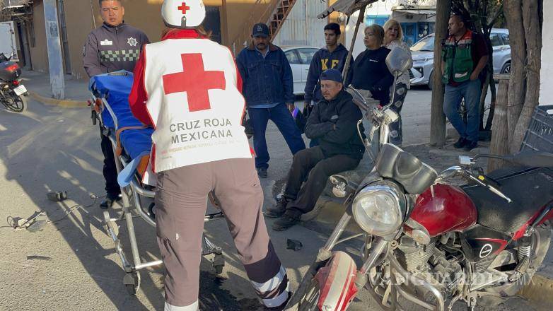 $!José Luis ¨N¨, de 46 años, conductor de la motocicleta, resultó ileso tras el impacto y recibió valoración de paramédicos en el lugar.