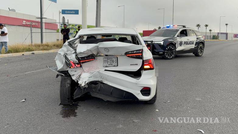 $!La unidad de transporte de aplicación fue golpeada por alcance momentos después de que el chofer dejara a un pasajero en la zona.
