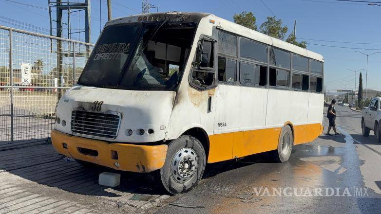 $!Bomberos acudieron al bulevar Isidro López Zertuche para sofocar el incendio de la unidad.
