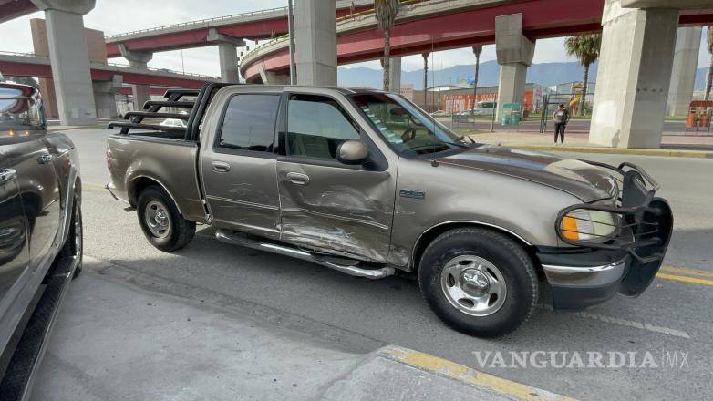 $!La camioneta circulaba con luz verde y resultó afectada en el costado lateral.