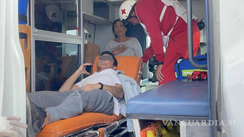 $!Paramédicos de la Secretaría de Salud y de la Cruz Roja atendieron a los afectados en el sitio.
