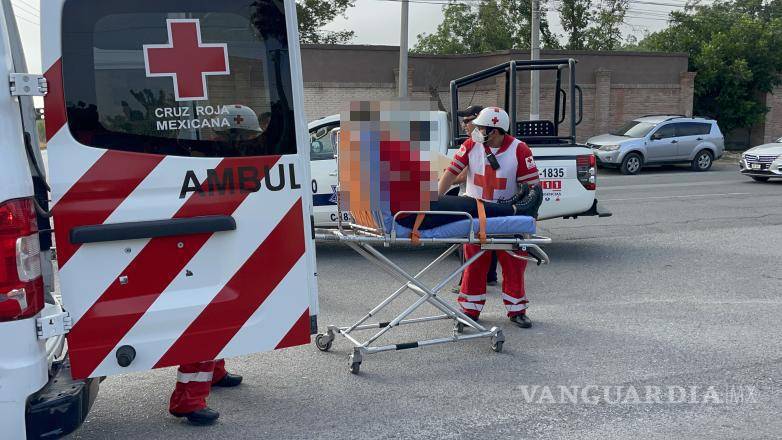 $!Paramédicos de la Cruz Roja brindaron los primeros auxilios a Oralia ¨N¨, quien resultó lesionada en el accidente.