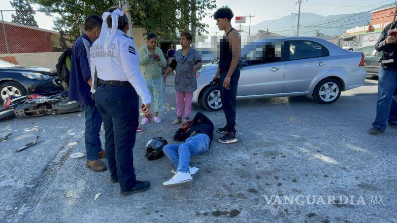 $!El accidente dejó daños visibles en el vehículo, pero lo más preocupante fue la falta de atención inmediata al herido.