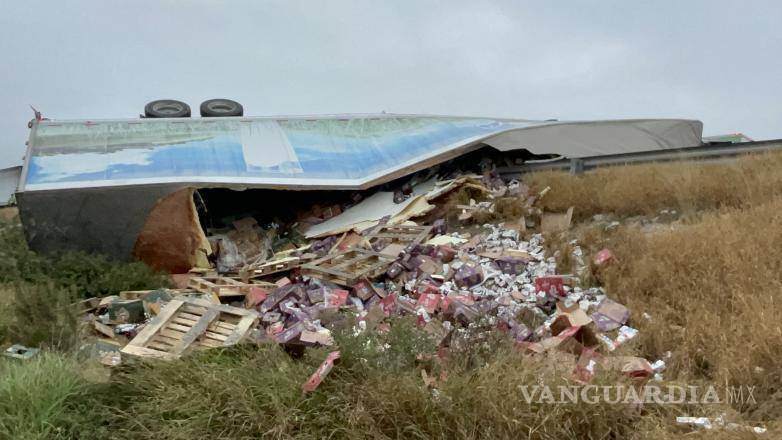 $!La curva y el exceso de velocidad jugaron un papel crucial en el accidente que causó la volcadura del camión de lácteos.