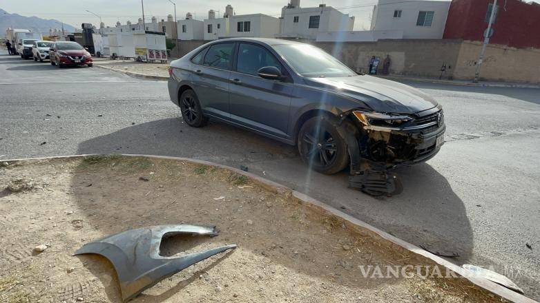 $!Ambos vehículos presentaron daños materiales, pero las personas involucradas no sufrieron lesiones graves.