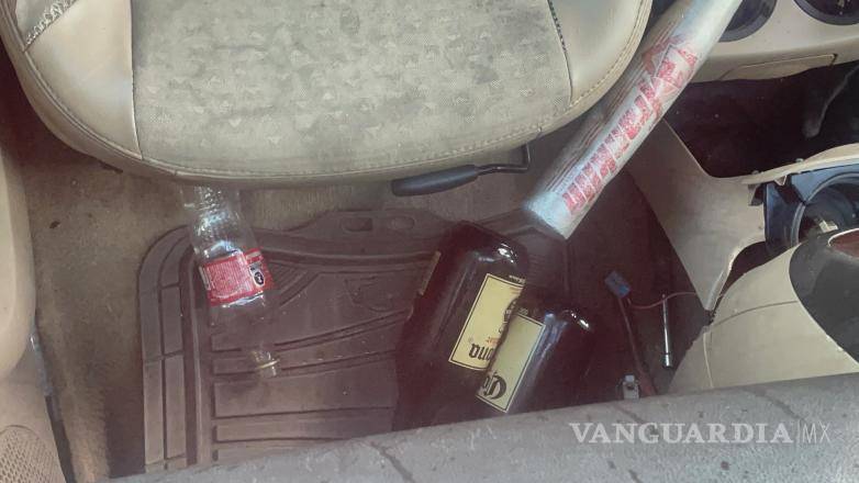 $!Envases de cerveza vacíos y un bat de béisbol fueron hallados dentro del vehículo.
