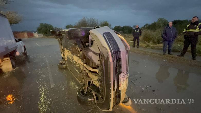 $!Elementos de Tránsito Municipal acudieron al sitio para tomar conocimiento y coordinar el retiro de las unidades.