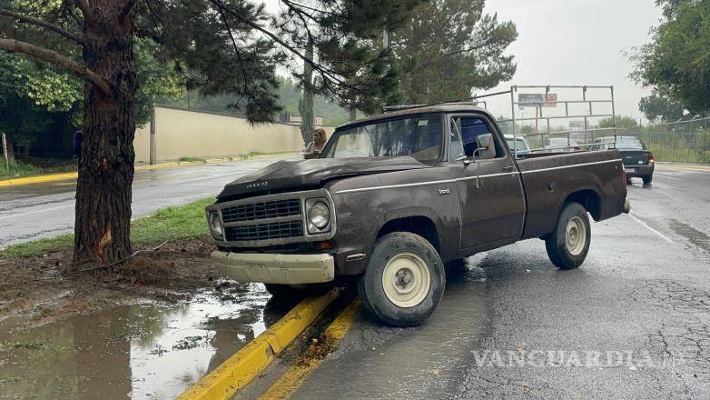 $!A pesar de los daños materiales ocasionados por el choque, no se reportaron personas lesionadas, por lo que la camioneta fue retirada posteriormente mediante el uso de una grúa.