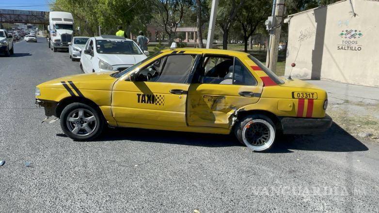 $!Las unidades involucradas fueron llevadas al corralón mientras se deslindan responsabilidades.