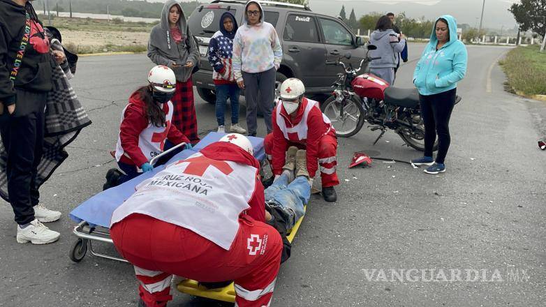 $!Paramédicos de la Cruz Roja atendieron al joven herido antes de su traslado al hospital.