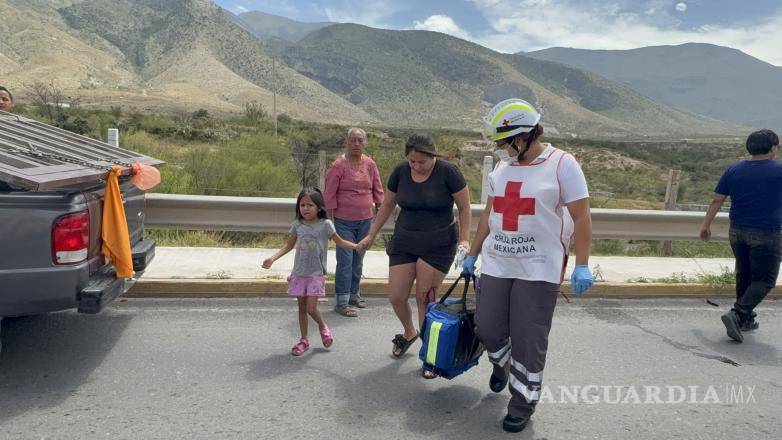 $!Una mujer y su hija de 5 años fueron valoradas por paramédicos y posteriormente trasladadas a la Clínica 89 del IMSS.