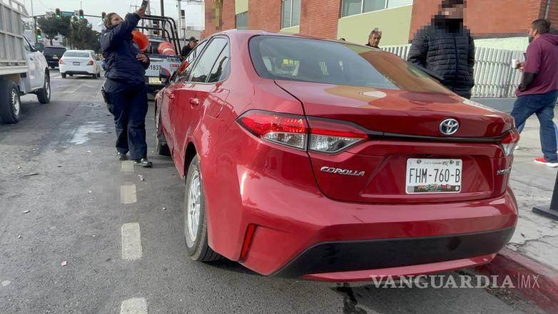 $!Elementos de la Policía Municipal tomaron conocimiento del incidente, que no dejó personas lesionadas, pero sí importantes daños materiales.