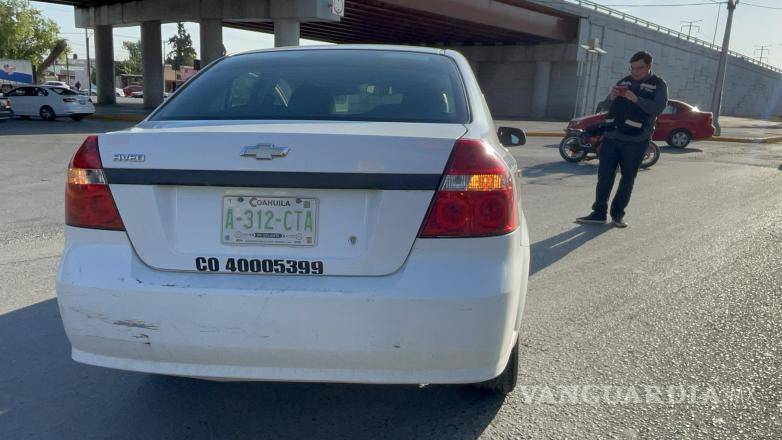 $!El taxi de Arteaga invadió el paso al dar vuelta amplia y provocó el percance.