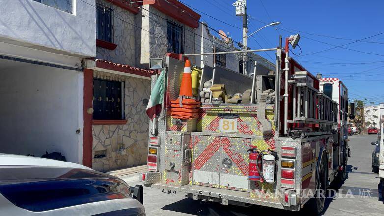 $!Personal de bomberos atiende la emergencia en prolongación Bernardo de Gálvez, donde el joven quedó herido tras la descarga eléctrica.