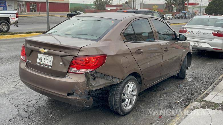 $!El auto terminó destrozado de la parte trasera.