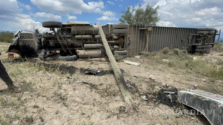 $!El poste derrumbado después de que la fuerza de la velocidad del tráiler lo tumbara al hacer contacto.