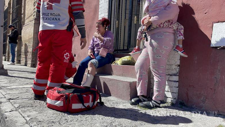 $!Paramédicos de la Cruz Roja llegaron al lugar para brindar atención a la mujer y la niña afectadas por el accidente provocado por el taxista