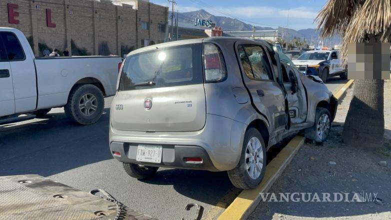 $!El Fiat Uno terminó con daños en la parte frontal tras perder el control y golpear el camellón.