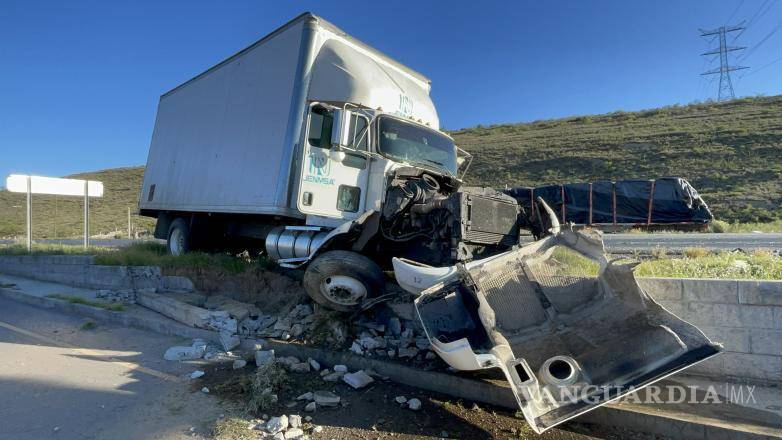 $!El operador del tráiler resultó ileso y permaneció en el lugar para rendir su declaración.