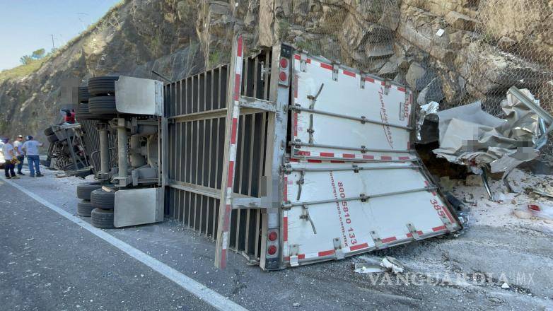 $!El cargamento de polímeros quedó esparcido sobre la carretera tras el accidente.