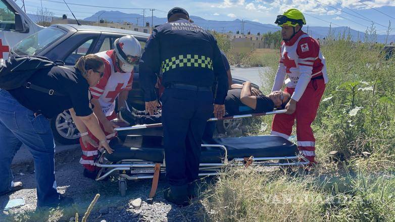 $!Paramédicos de la Cruz Roja atendieron a la víctima en el lugar del accidente.