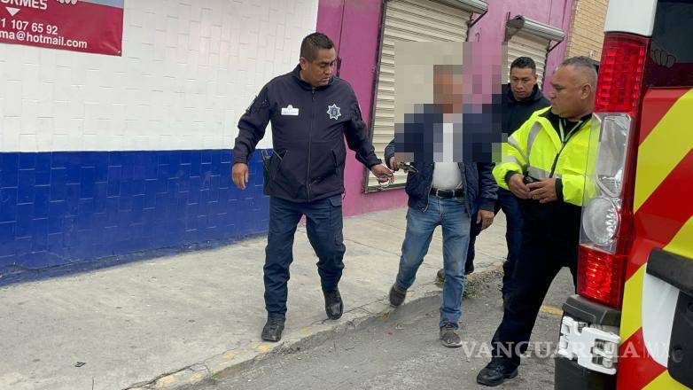 $!La camioneta quedó incrustada en la fachada de la farmacia, mientras que el conductor fue llevado ante las autoridades.