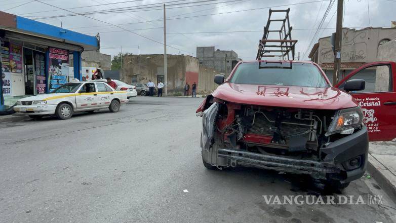 $!La camioneta perdió hasta la defensa en el encontronazo.