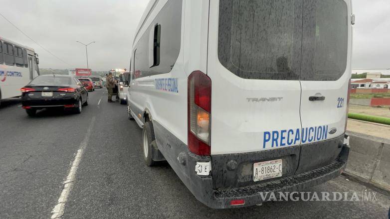 $!Una vagoneta de transporte de personal resultó afectada.