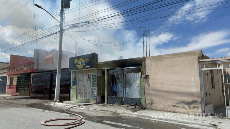 $!Personal de Protección Civil evaluó las condiciones estructurales de la vivienda para descartar riesgos tras el incendio.