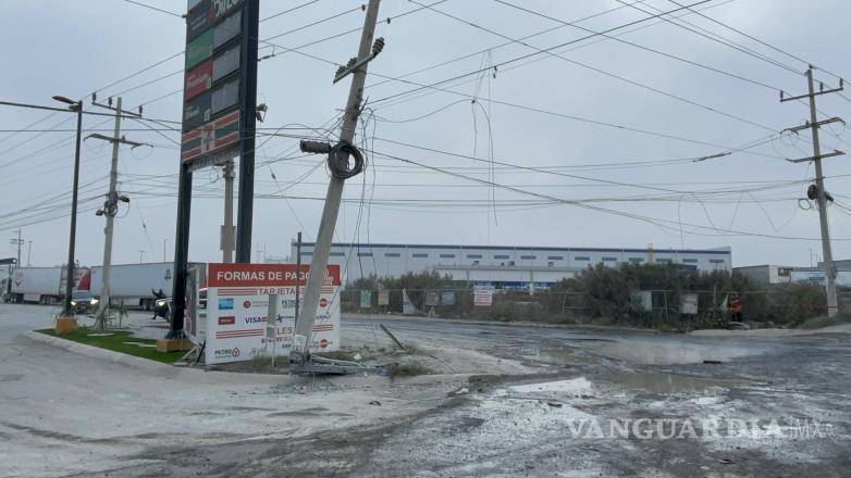 $!El derribo del poste en el libramiento Oscar Flores Tapia dejó sin energía eléctrica a la zona.