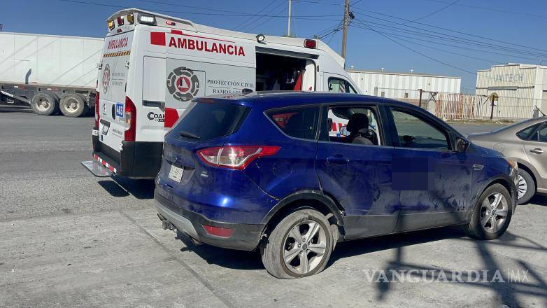 $!La Ford Escape terminó con los neumáticos ponchados tras el impacto de la pipa.