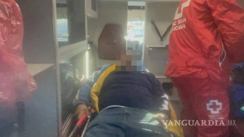 $!Paramédicos de la Cruz Roja atendieron al lesionado en el lugar antes de trasladarlo a la clínica.