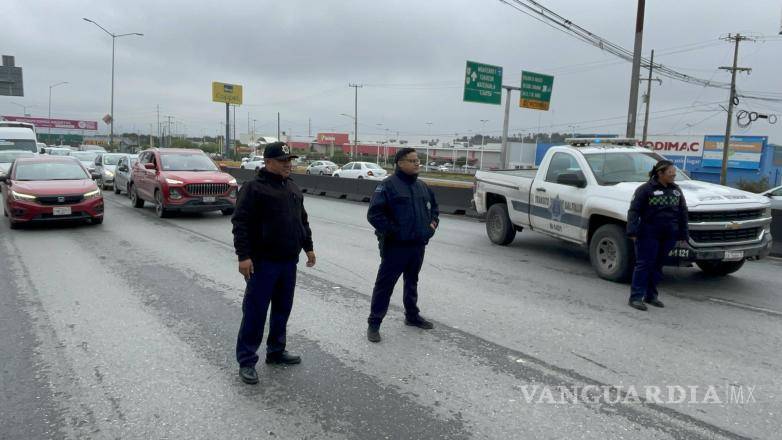 $!Elementos de Tránsito Municipal acudieron al sitio para tomar conocimiento del percance y coordinar las maniobras de retiro de las unidades involucradas.