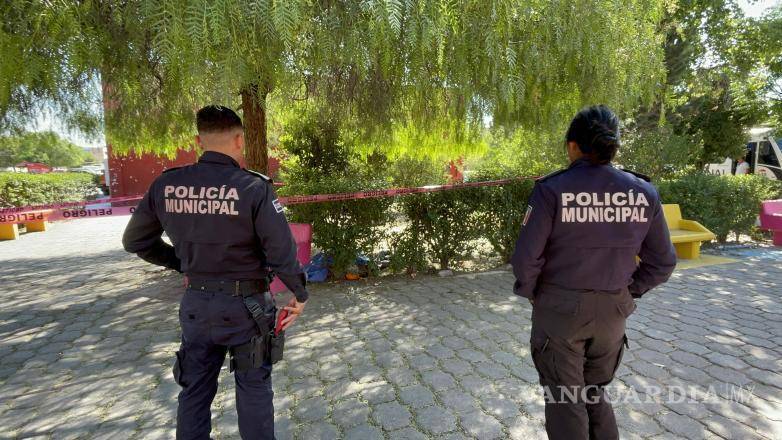 $!La zona fue acordonada por elementos de seguridad mientras personal de la Fiscalía General del Estado y Servicios Periciales realizaba el procesamiento de la escena y las diligencias correspondientes.
