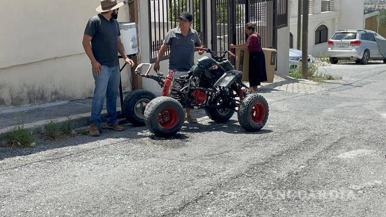 $!Mientras las familias de los jóvenes esperaban angustiadas, el vehículo accidentado fue resguardado por un vecino en el lugar del suceso.
