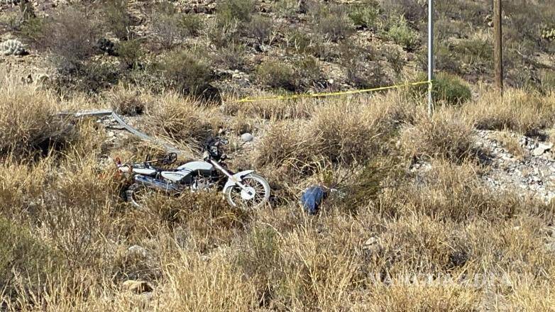 $!La motocicleta y el equipo detector que pertenecían a la víctima, fueron encontrados en el lugar.